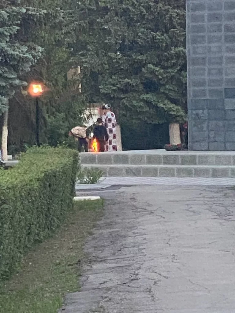 В Саратовской области цыгане осквернили вечный огонь, используя его в качестве костра