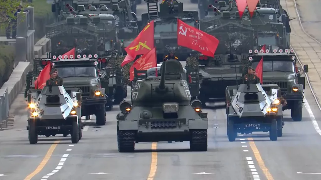 Историческая часть парада Победы в Екатеринбурге - танк Т-34-85, бронетранспортеры БА-64 и БТР-40, 140-мм РСЗО БМ-14ММ, мотоциклетный расчет и ГАЗ-АА "Полуторка"