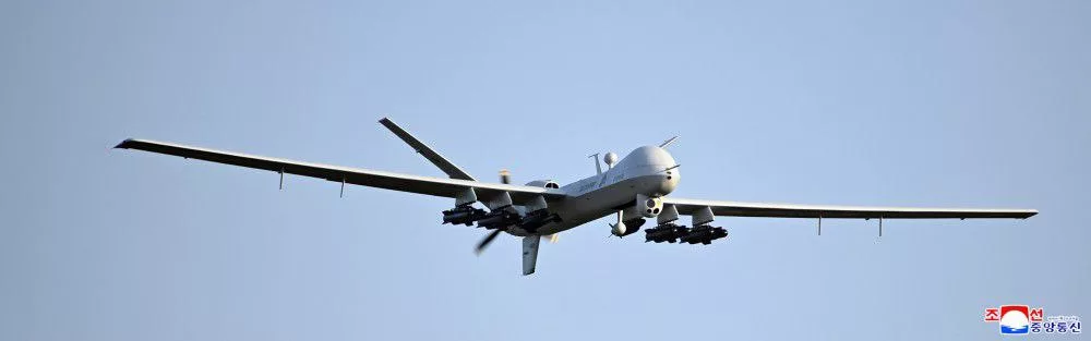 Во время визита Ким Чен Ын в 1-ю Гвардейскую военно-воздушную дивизию были продемонстрированы три образца новых штатных авиационных средств поражения