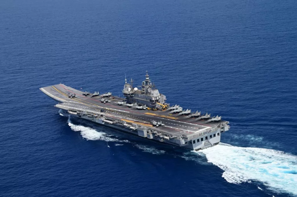 В Индийском ВМС эскадрилья INAS 303 - Black Panthers (Черные пантеры) работающие на палубных истребителях МиГ-29К(КУБ) отмечают свое 12-летие со дня образования (11.05.2013), базируются на авиабазе Ганза (Даболим) в Гоа