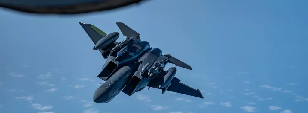 Истребители Boeing F-15E Eagle ВВС США во время боевого патрулирования в Красном море. Наши дни
