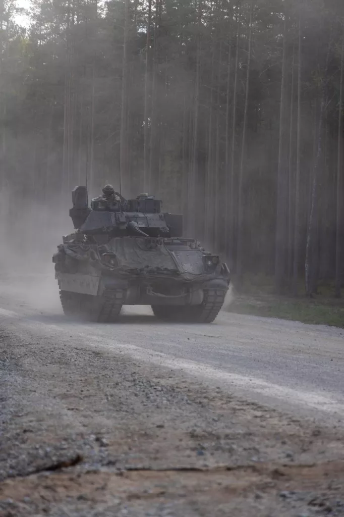 Боевые машины пехоты M2A4 «Bradley» 7-го кавалерийского полка, 1-й бронетанковой бригадной боевой группы, 3-й пехотной дивизии армии США в течение последних нескольких недель принимали участие в учениях Hedgehog 25 в Эстонии