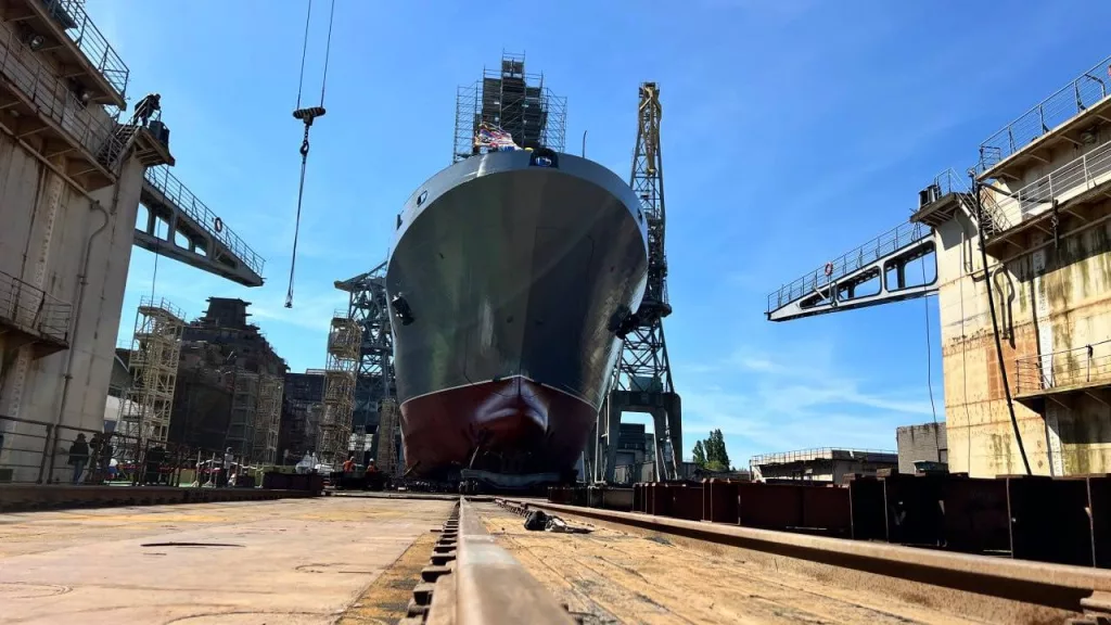 ОСК рапортует что первый из двух строящихся десантных кораблей (БДК) проекта 11711 с улучшенными характеристиками "Владимир Андреев" сегодня был спущен на воду