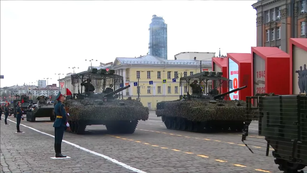 Екатеринбург представил один из самый "боевых" парадов техники - практически вся показанная бронетехника оснащена антидроновыми мангалами, защитными решетками и системами РЭБ примерно так, как это выглядит на поле боя