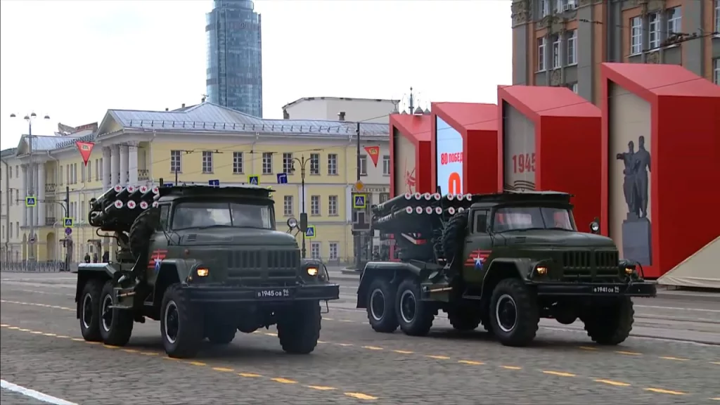 Историческая часть парада Победы в Екатеринбурге - танк Т-34-85, бронетранспортеры БА-64 и БТР-40, 140-мм РСЗО БМ-14ММ, мотоциклетный расчет и ГАЗ-АА "Полуторка"
