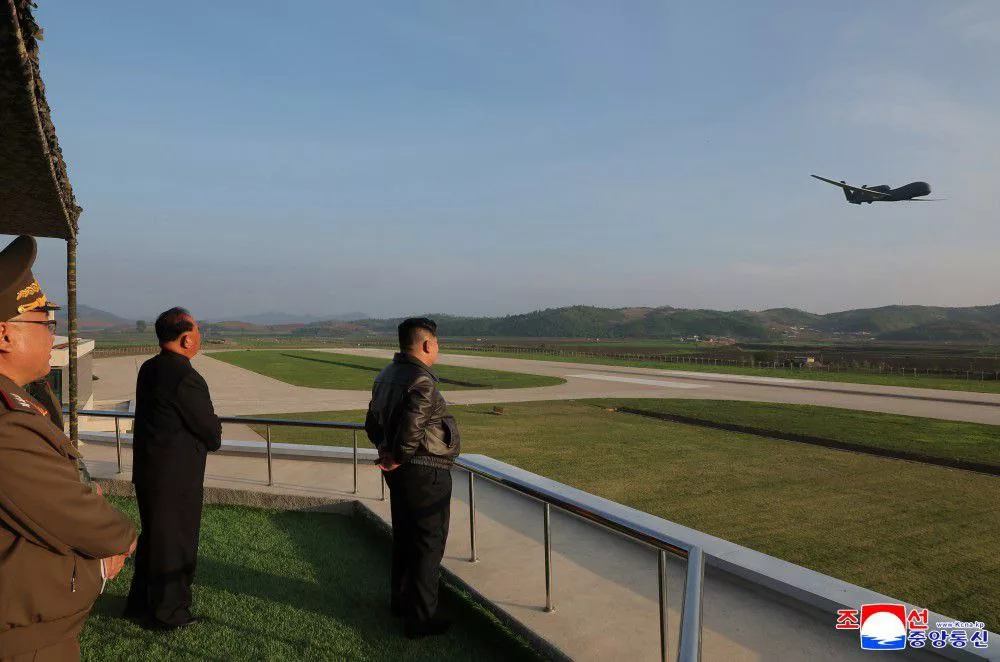 Во время визита Ким Чен Ын в 1-ю Гвардейскую военно-воздушную дивизию были продемонстрированы три образца новых штатных авиационных средств поражения