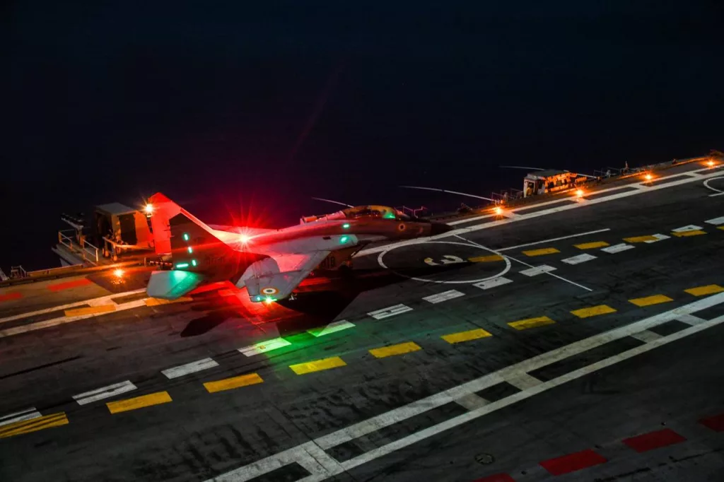 В Индийском ВМС эскадрилья INAS 303 - Black Panthers (Черные пантеры) работающие на палубных истребителях МиГ-29К(КУБ) отмечают свое 12-летие со дня образования (11.05.2013), базируются на авиабазе Ганза (Даболим) в Гоа