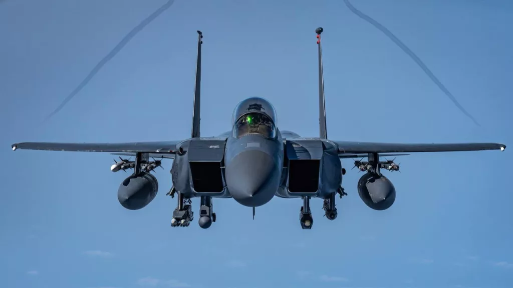 Истребители Boeing F-15E Eagle ВВС США во время боевого патрулирования в Красном море. Наши дни