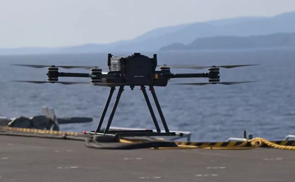 Французские ВМС показали видео применения десятков видов дронов во время учений