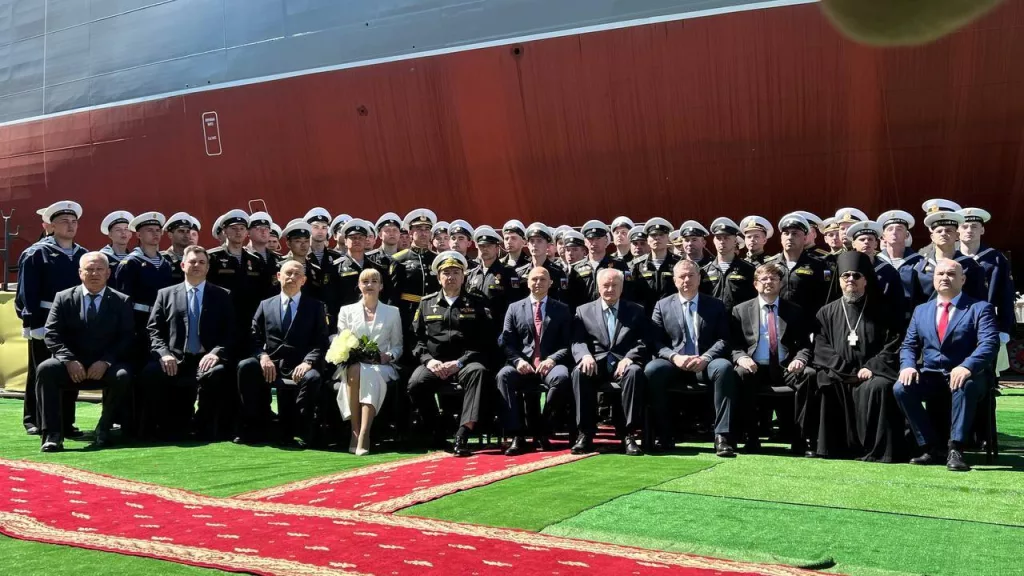 ОСК рапортует что первый из двух строящихся десантных кораблей (БДК) проекта 11711 с улучшенными характеристиками "Владимир Андреев" сегодня был спущен на воду