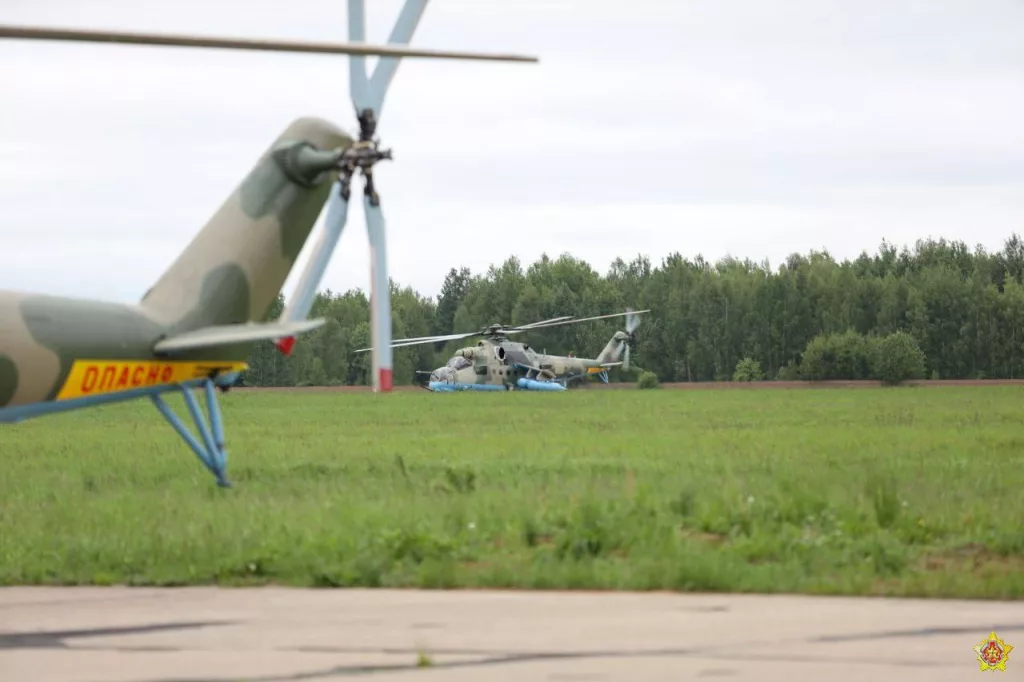 Вслед за многоцелевыми истребителями Су-30СМ2, ВВС Республики Беларусь вчера получили очередные новые транспортно-боевые вертолёты Ми-35М оснащенные комплексом БКО Л-370 «Витебск»