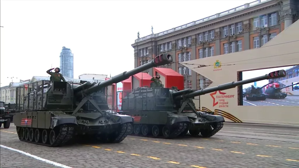 Екатеринбург представил один из самый "боевых" парадов техники - практически вся показанная бронетехника оснащена антидроновыми мангалами, защитными решетками и системами РЭБ примерно так, как это выглядит на поле боя