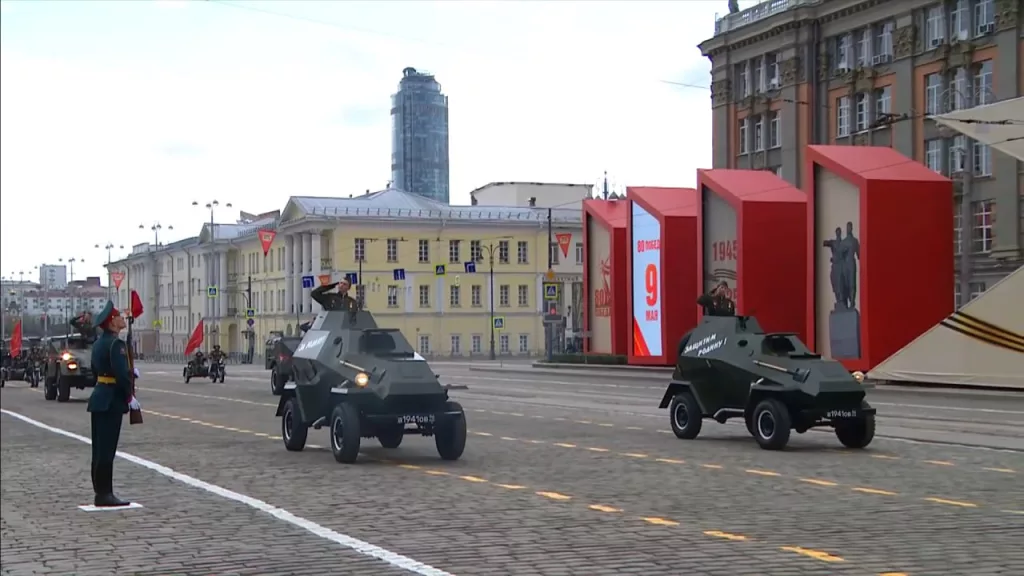 Историческая часть парада Победы в Екатеринбурге - танк Т-34-85, бронетранспортеры БА-64 и БТР-40, 140-мм РСЗО БМ-14ММ, мотоциклетный расчет и ГАЗ-АА "Полуторка"