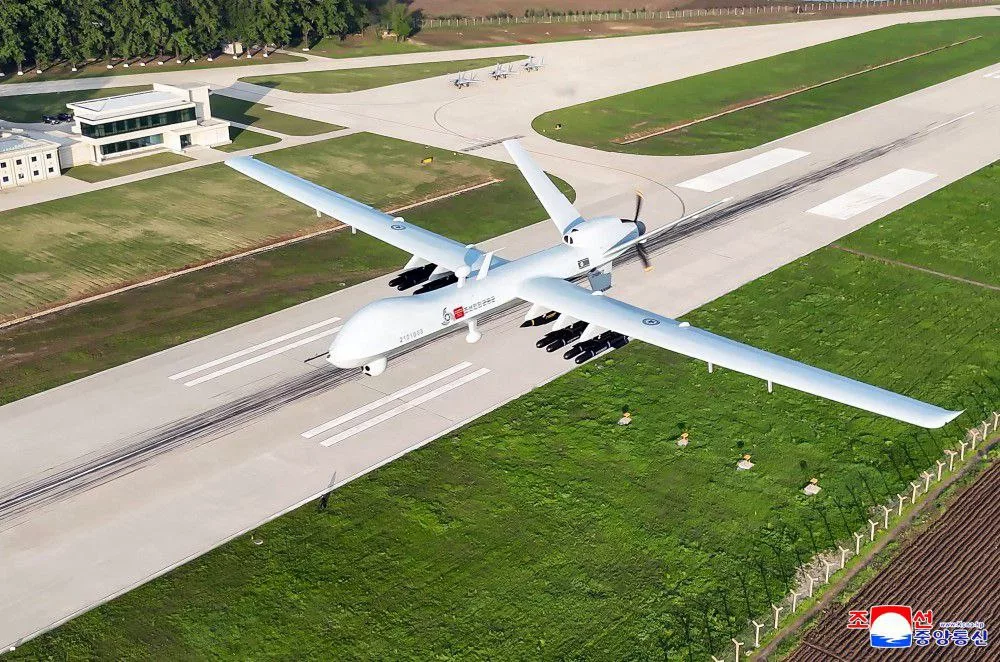 Во время визита Ким Чен Ын в 1-ю Гвардейскую военно-воздушную дивизию были продемонстрированы три образца новых штатных авиационных средств поражения