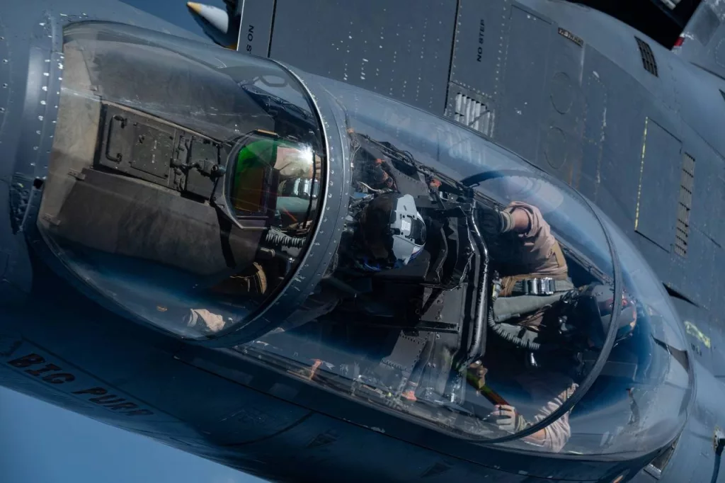 Истребители Boeing F-15E Eagle ВВС США во время боевого патрулирования в Красном море. Наши дни