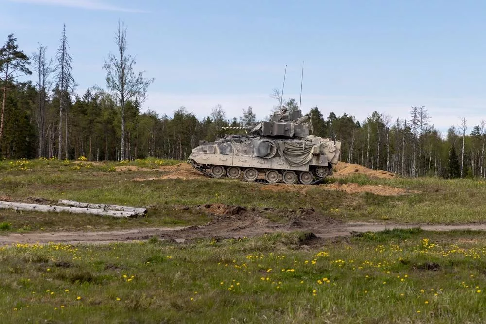 Боевые машины пехоты M2A4 «Bradley» 7-го кавалерийского полка, 1-й бронетанковой бригадной боевой группы, 3-й пехотной дивизии армии США в течение последних нескольких недель принимали участие в учениях Hedgehog 25 в Эстонии