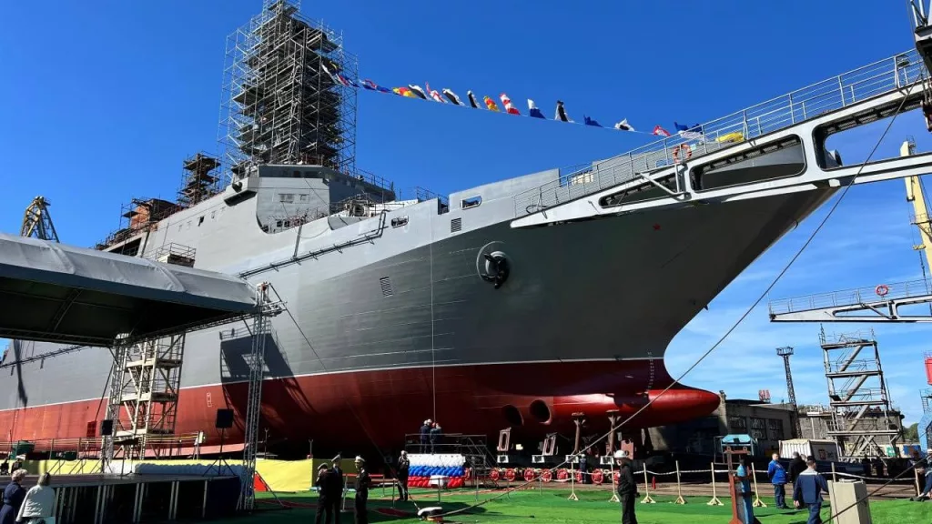 ОСК рапортует что первый из двух строящихся десантных кораблей (БДК) проекта 11711 с улучшенными характеристиками "Владимир Андреев" сегодня был спущен на воду