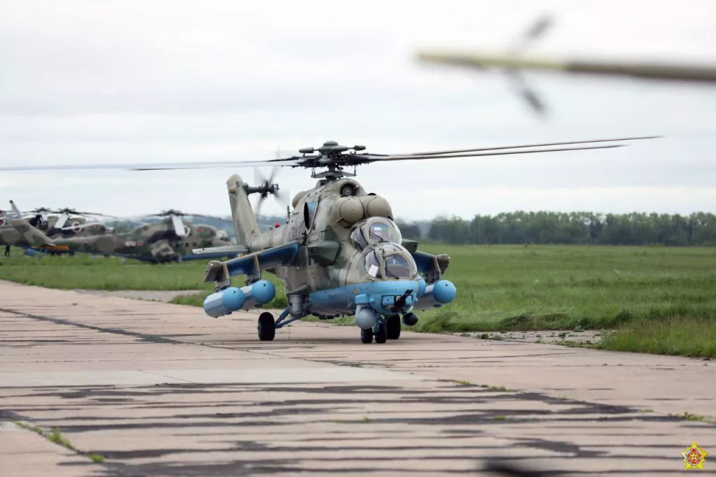 Вслед за многоцелевыми истребителями Су-30СМ2, ВВС Республики Беларусь вчера получили очередные новые транспортно-боевые вертолёты Ми-35М оснащенные комплексом БКО Л-370 «Витебск»