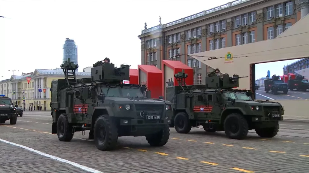 Екатеринбург представил один из самый "боевых" парадов техники - практически вся показанная бронетехника оснащена антидроновыми мангалами, защитными решетками и системами РЭБ примерно так, как это выглядит на поле боя