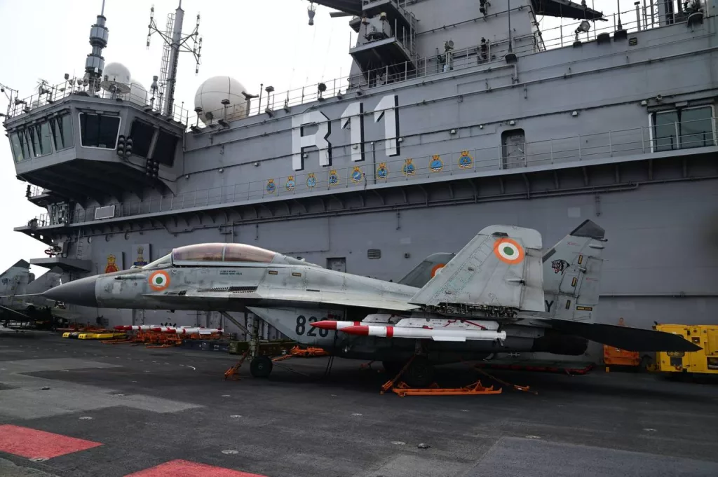 В Индийском ВМС эскадрилья INAS 303 - Black Panthers (Черные пантеры) работающие на палубных истребителях МиГ-29К(КУБ) отмечают свое 12-летие со дня образования (11.05.2013), базируются на авиабазе Ганза (Даболим) в Гоа