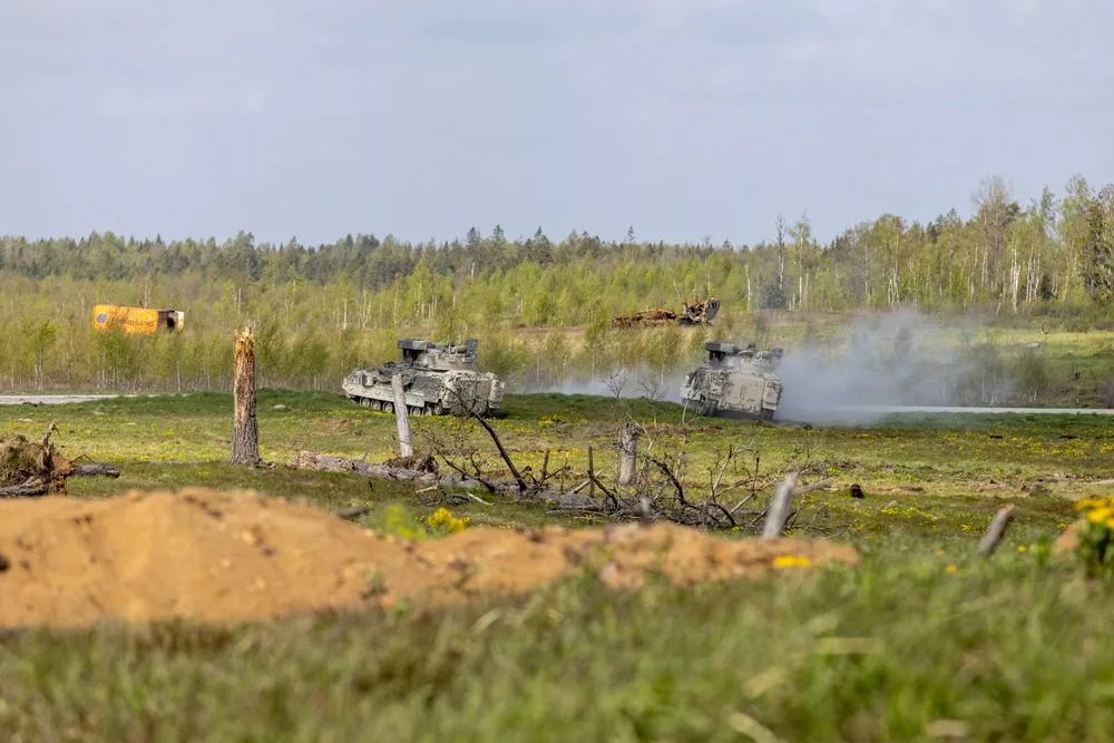 Боевые машины пехоты M2A4 «Bradley» 7-го кавалерийского полка, 1-й бронетанковой бригадной боевой группы, 3-й пехотной дивизии армии США в течение последних нескольких недель принимали участие в учениях Hedgehog 25 в Эстонии