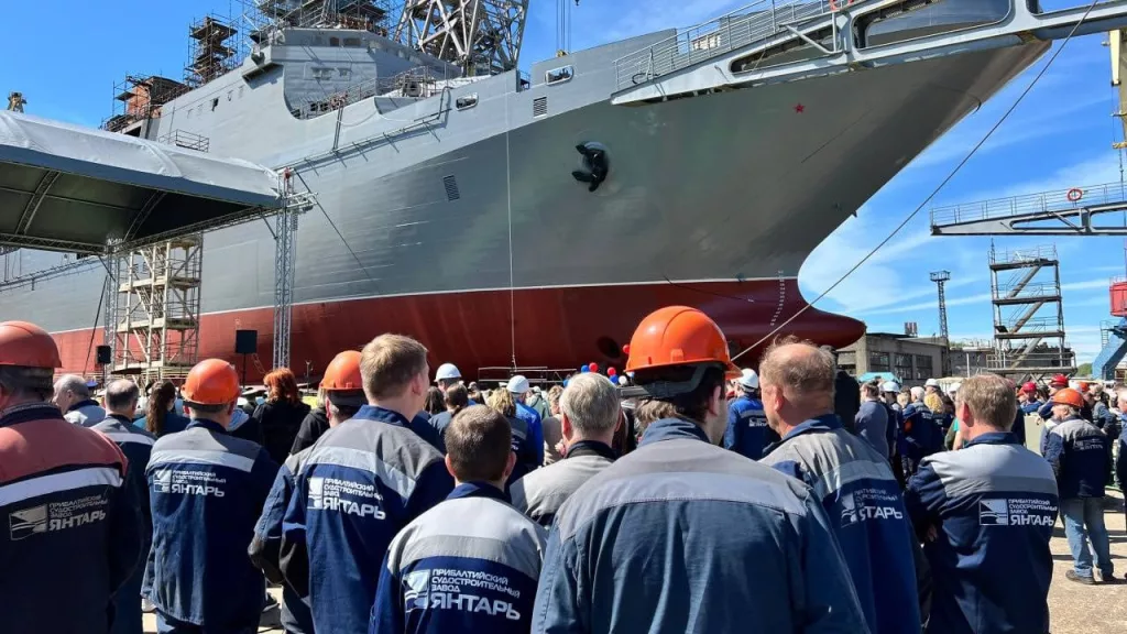ОСК рапортует что первый из двух строящихся десантных кораблей (БДК) проекта 11711 с улучшенными характеристиками "Владимир Андреев" сегодня был спущен на воду