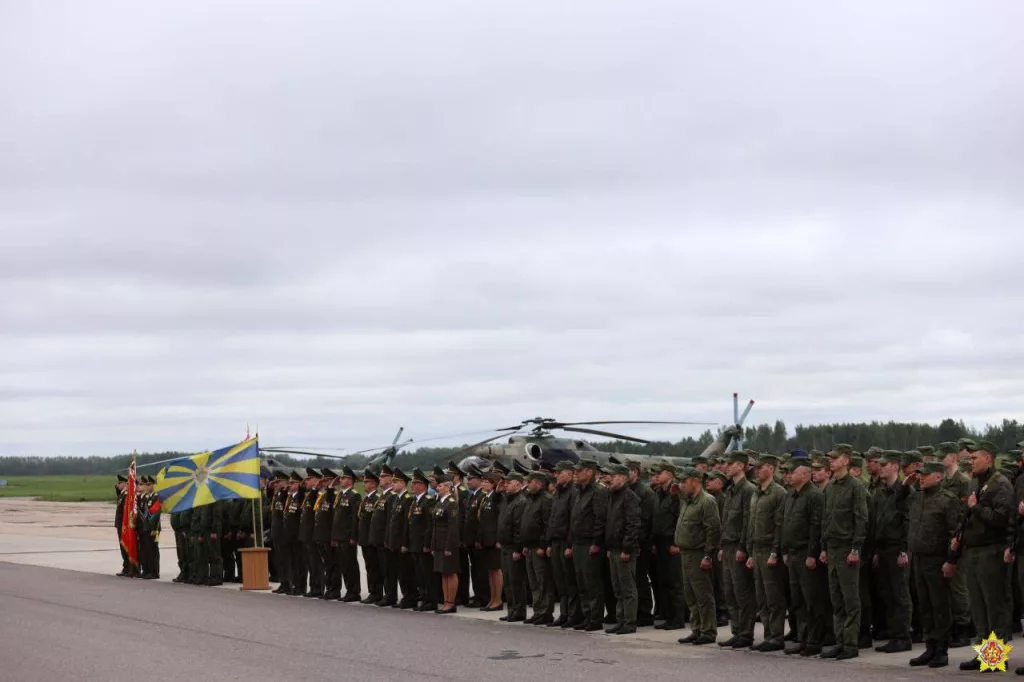 Вслед за многоцелевыми истребителями Су-30СМ2, ВВС Республики Беларусь вчера получили очередные новые транспортно-боевые вертолёты Ми-35М оснащенные комплексом БКО Л-370 «Витебск»