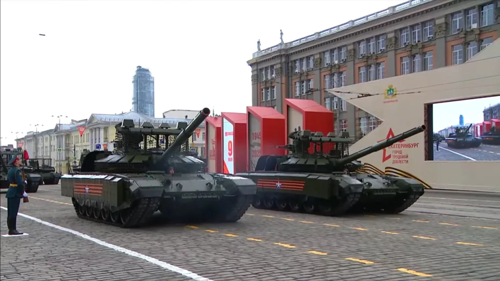 Екатеринбург представил один из самый "боевых" парадов техники - практически вся показанная бронетехника оснащена антидроновыми мангалами, защитными решетками и системами РЭБ примерно так, как это выглядит на поле боя