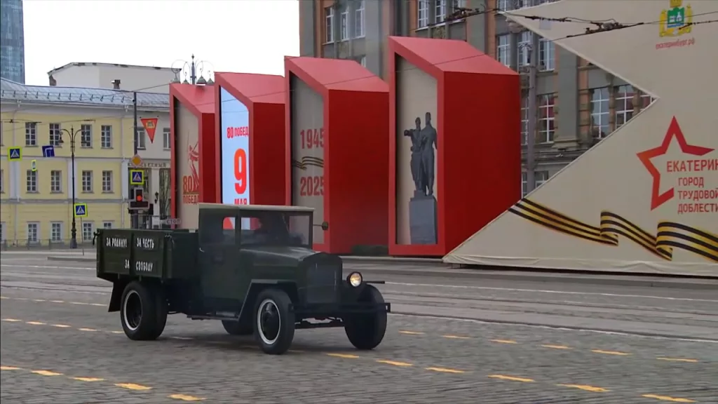 Историческая часть парада Победы в Екатеринбурге - танк Т-34-85, бронетранспортеры БА-64 и БТР-40, 140-мм РСЗО БМ-14ММ, мотоциклетный расчет и ГАЗ-АА "Полуторка"