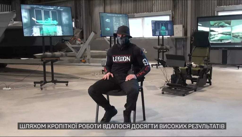 ГУР опубликовало документальный фильм о безэкипажных катерах, в котором были продемонстрированы ранее не демонстрируемые БЭК многоразового использования, являющиеся платформами-носителя FPV-дронов, в том числе самолётного типа