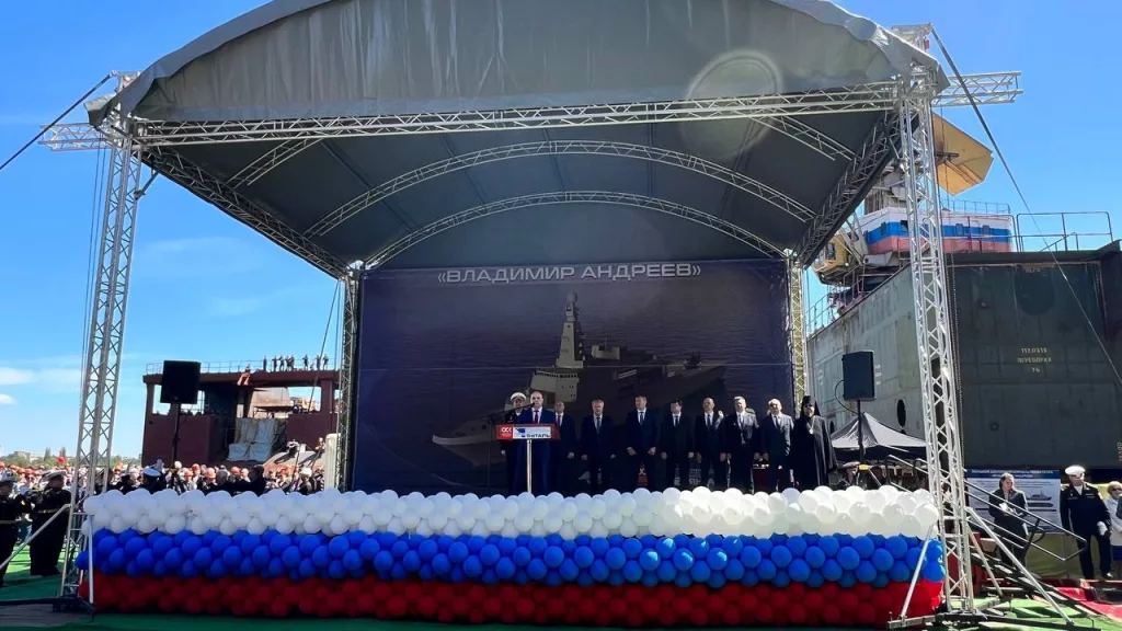ОСК рапортует что первый из двух строящихся десантных кораблей (БДК) проекта 11711 с улучшенными характеристиками "Владимир Андреев" сегодня был спущен на воду