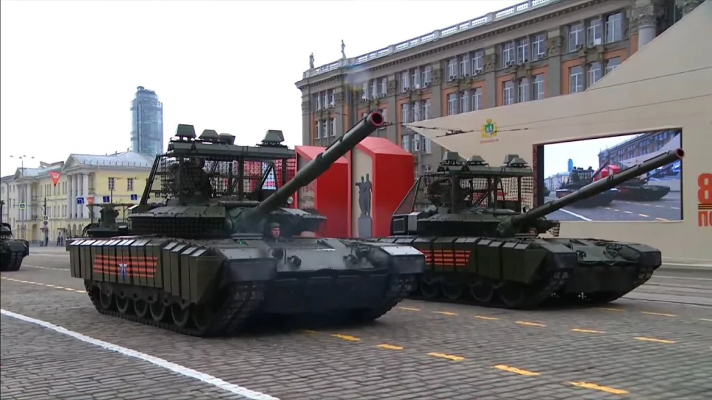 Екатеринбург представил один из самый "боевых" парадов техники - практически вся показанная бронетехника оснащена антидроновыми мангалами, защитными решетками и системами РЭБ примерно так, как это выглядит на поле боя