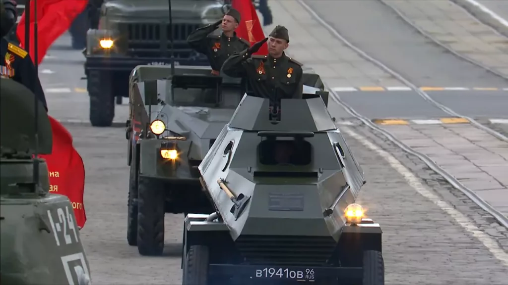 Историческая часть парада Победы в Екатеринбурге - танк Т-34-85, бронетранспортеры БА-64 и БТР-40, 140-мм РСЗО БМ-14ММ, мотоциклетный расчет и ГАЗ-АА "Полуторка"