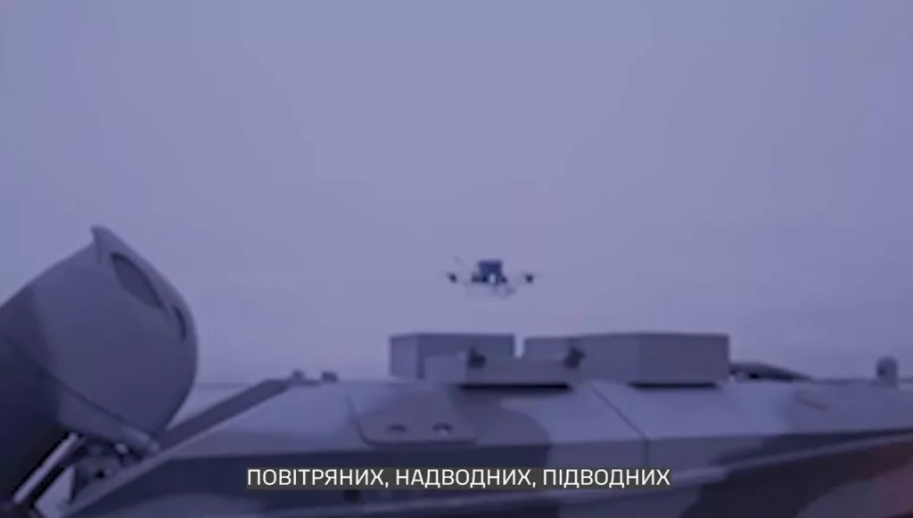 ГУР опубликовало документальный фильм о безэкипажных катерах, в котором были продемонстрированы ранее не демонстрируемые БЭК многоразового использования, являющиеся платформами-носителя FPV-дронов, в том числе самолётного типа