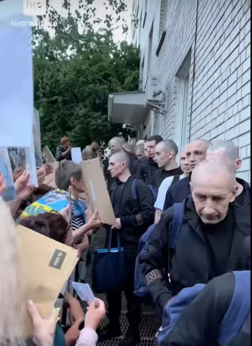 Обстановка в стане ВСУ: в "мясной штурм" прямо из ТЦК и жители Сум показывают своё отношение к ВСУшникам