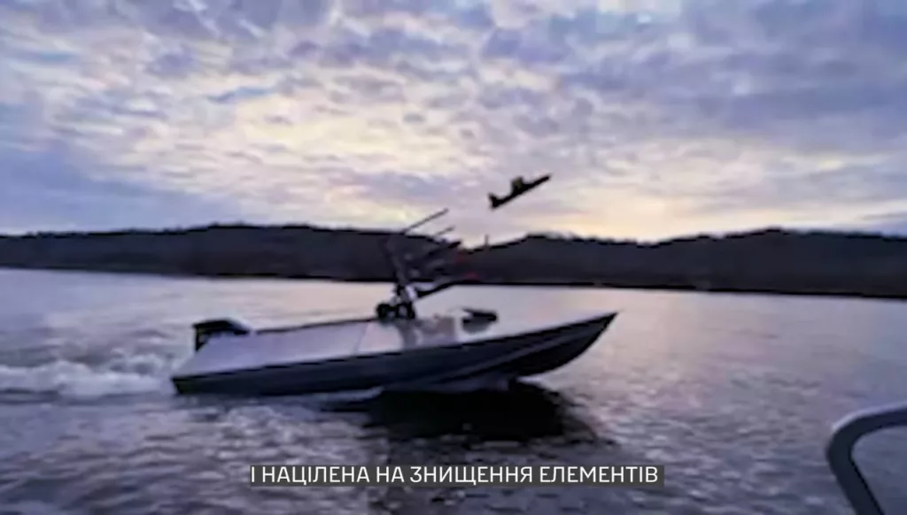 ГУР опубликовало документальный фильм о безэкипажных катерах, в котором были продемонстрированы ранее не демонстрируемые БЭК многоразового использования, являющиеся платформами-носителя FPV-дронов, в том числе самолётного типа