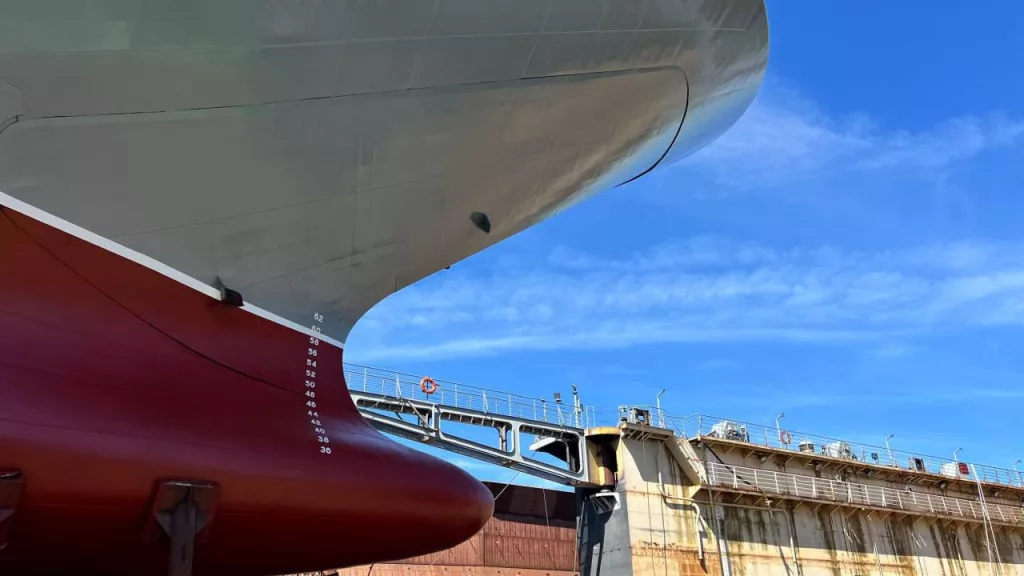 ОСК рапортует что первый из двух строящихся десантных кораблей (БДК) проекта 11711 с улучшенными характеристиками "Владимир Андреев" сегодня был спущен на воду