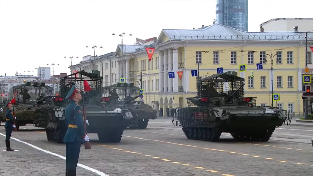 Екатеринбург представил один из самый "боевых" парадов техники - практически вся показанная бронетехника оснащена антидроновыми мангалами, защитными решетками и системами РЭБ примерно так, как это выглядит на поле боя