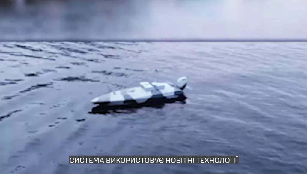 ГУР опубликовало документальный фильм о безэкипажных катерах, в котором были продемонстрированы ранее не демонстрируемые БЭК многоразового использования, являющиеся платформами-носителя FPV-дронов, в том числе самолётного типа