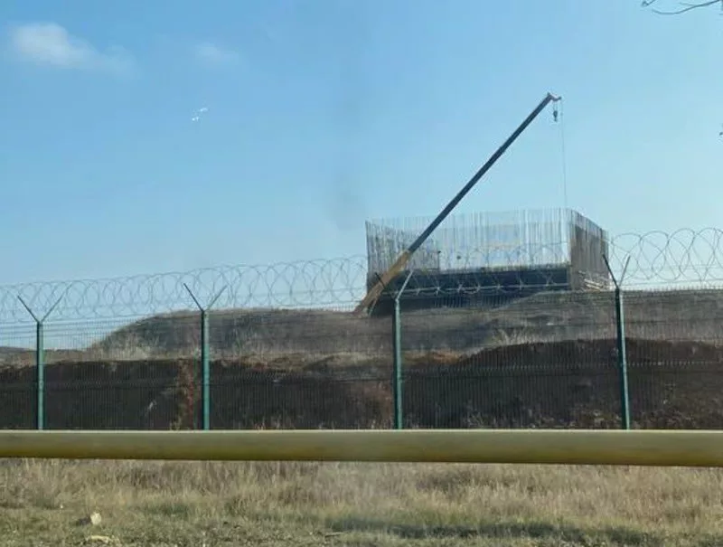 Фото вблизи защитных ангаров для авиации на аэродроме Саки в Крыму, появившиеся на каналах противника