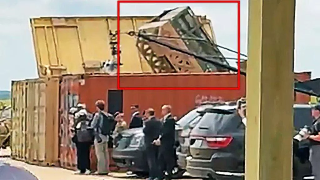 Во время визита Дональда Трампа 10 июня на военную базу Форт-Брэгг на фото якобы случайно попала одна из самых малоизвестных разработок Пентагона последнего времени — контейнерная пусковая установка для тактических ракет, внешне ничем не отличающаяся от обычного грузового 20-футового контейнера