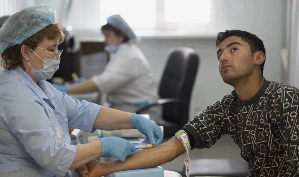 ВИЧ, сифилис, наркотики: депутаты предложили обязать мигрантов проходить ежегодный медосмотр