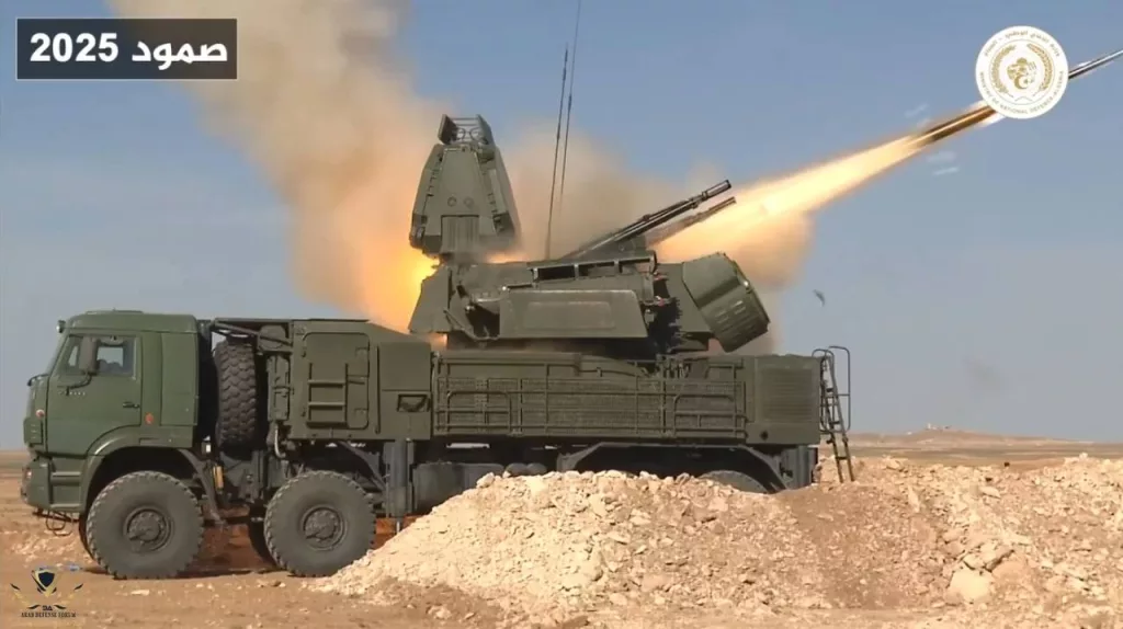 Пуск зенитной управляемой ракеты 57Э6Е, и работа 30-мм зенитными автоматическими пушками 2А38М с установок ЗРПК «Панцирь-С1» ВС Алжира во время прошедших учений «Стойкость-2025»