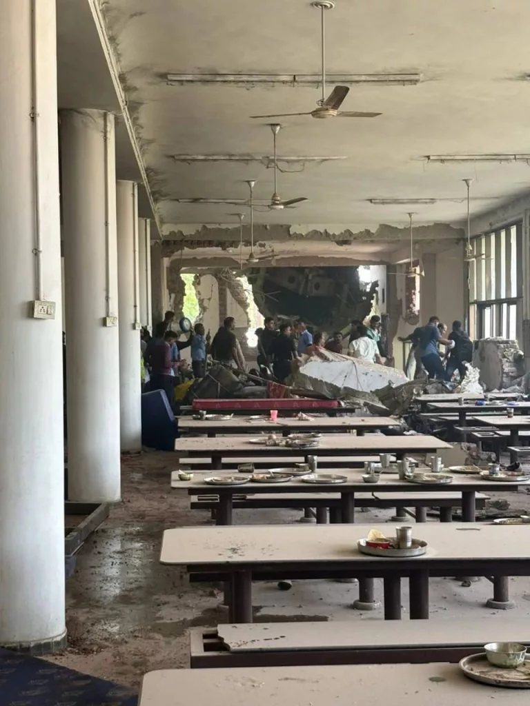 Boeing 787 упал на здание общежития для врачей, фото изнутри здания