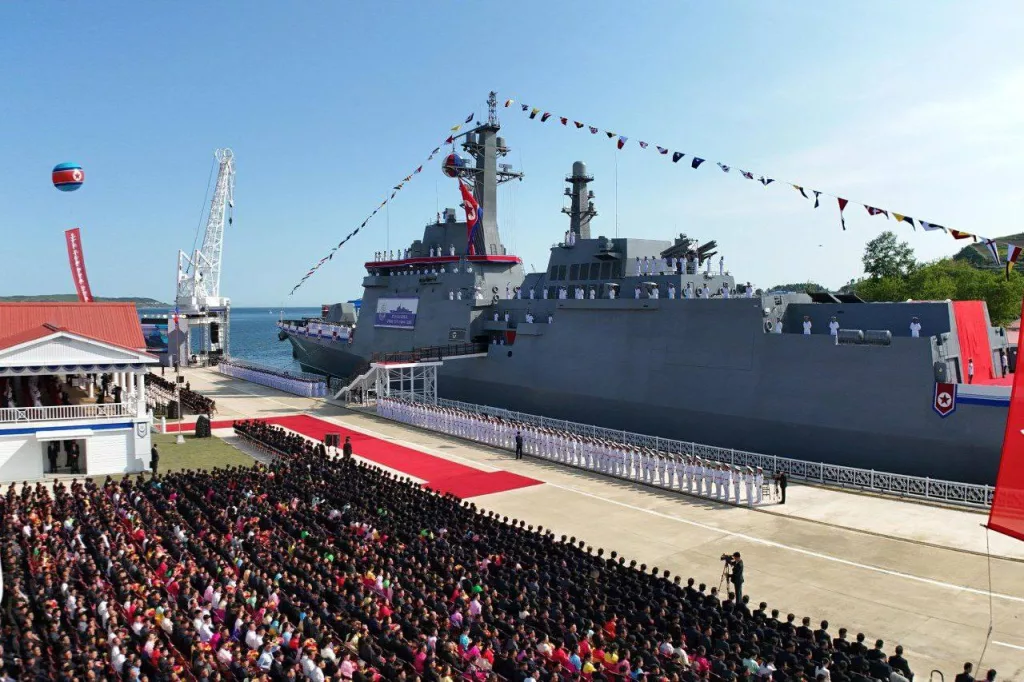 В КНДР сегодня прошла официальная церемония принятия на вооружение многострадального эсминца нового проекта. Корабль получил на вооружение российский ЗРПК «Панцирь-МЭ»