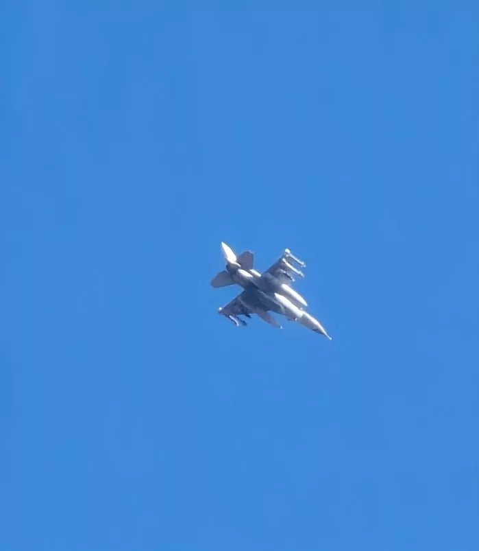 Судя по всему, израильские истребители F-16I использовались не только как эскорт для F-15, но и как бомбовозы. Машины, замеченные в ходе ударов по Ирану, оснащены бомбами с лазерным наведением и подвесными топливными баками одновременно, что косвенно указывает на необходимость преодолевать большие расстояния