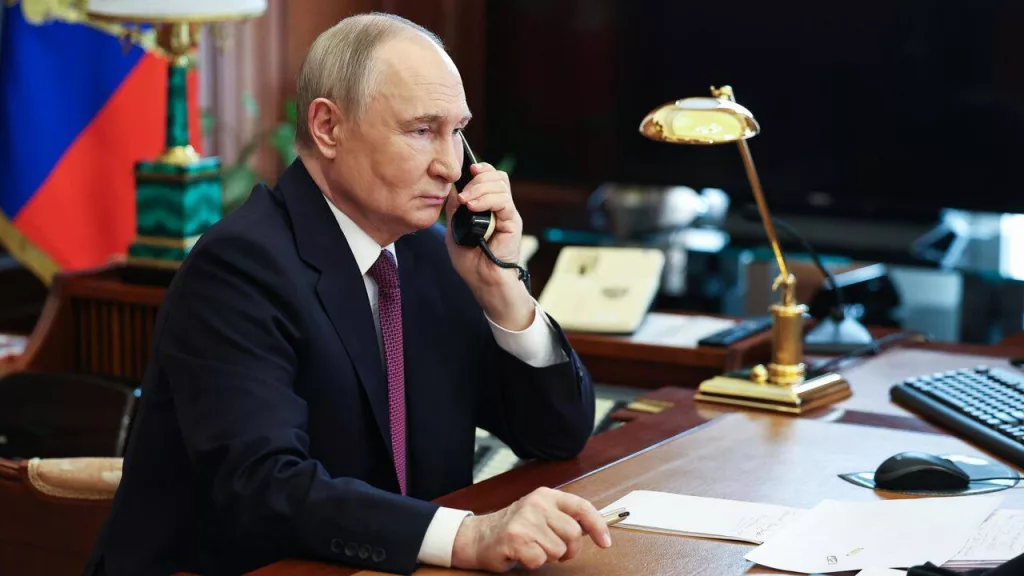 Путин обсудил по телефону ситуацию с лидерами Израиля и Ирана