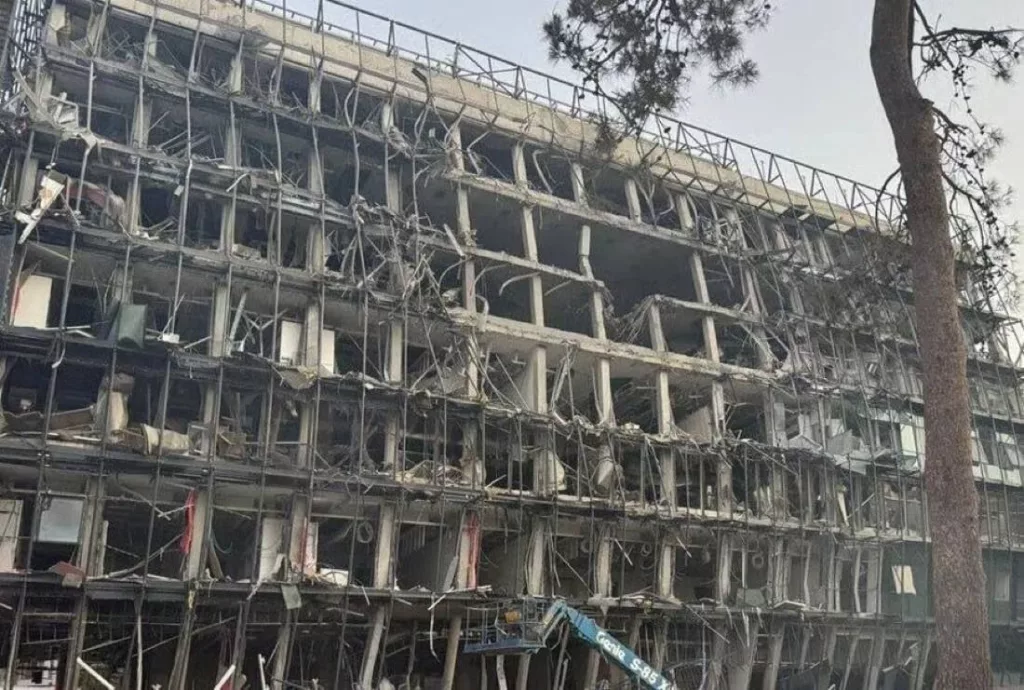 Последствия прилетов по корпусу Института имени Вейцмана в Реховоте и зданию МИД Израиля