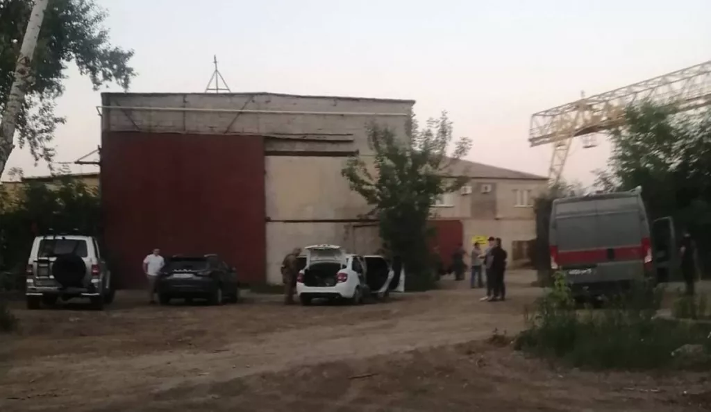 Силовики прибыли на склад в Челябинске, где могли собирать FPV-дроны для атаки на российские аэродромы