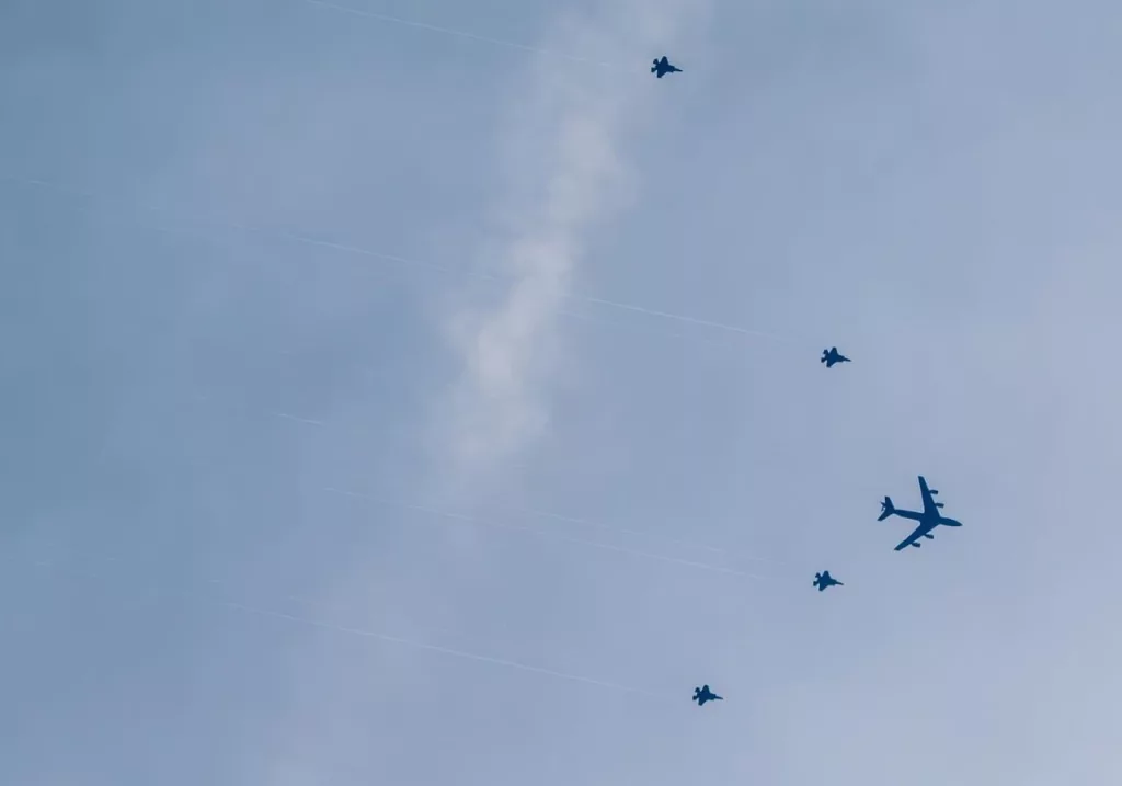 Кадры перелета 3 самолетов-заправщиков KC-135 Stratotanker с 12 истребителями F-35 с британской авиабазы ​​Лейкенхит в направлении Ближнего востока